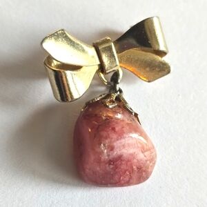Vintage pin bow brooch pink tumbled stone rock gold tone